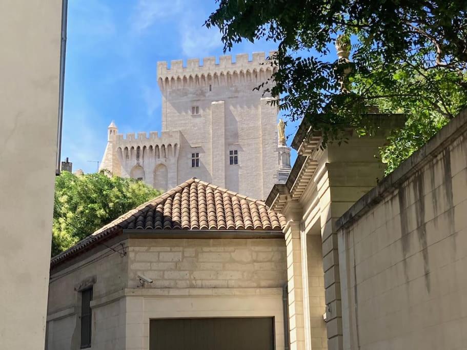 un bâtiment avec un garage devant lui dans l'établissement Charme d'une demeure historique, à Avignon