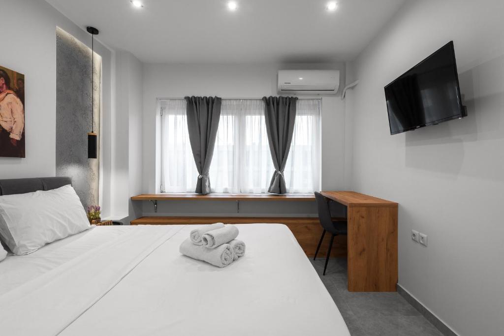 Posteľ alebo postele v izbe v ubytovaní Wood n White, Nilie Hospitality MGMT