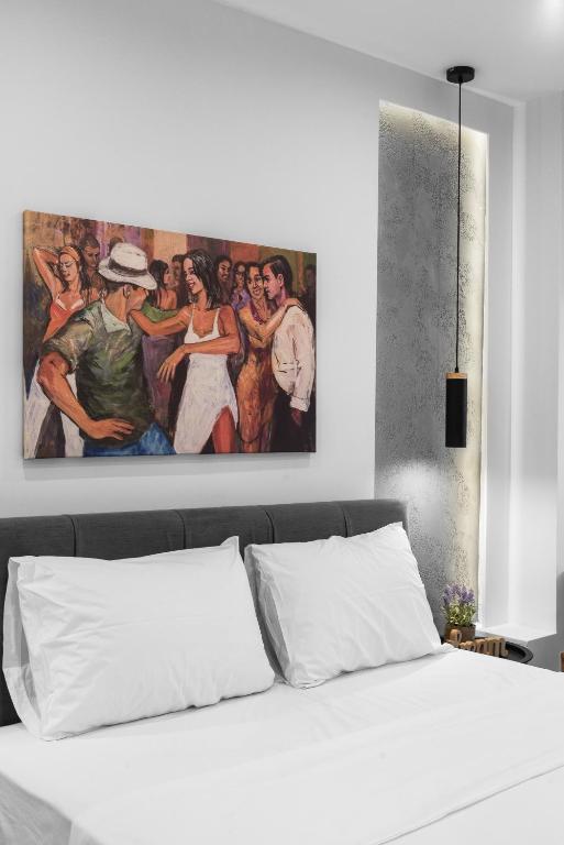 Posteľ alebo postele v izbe v ubytovaní Wood n White, Nilie Hospitality MGMT