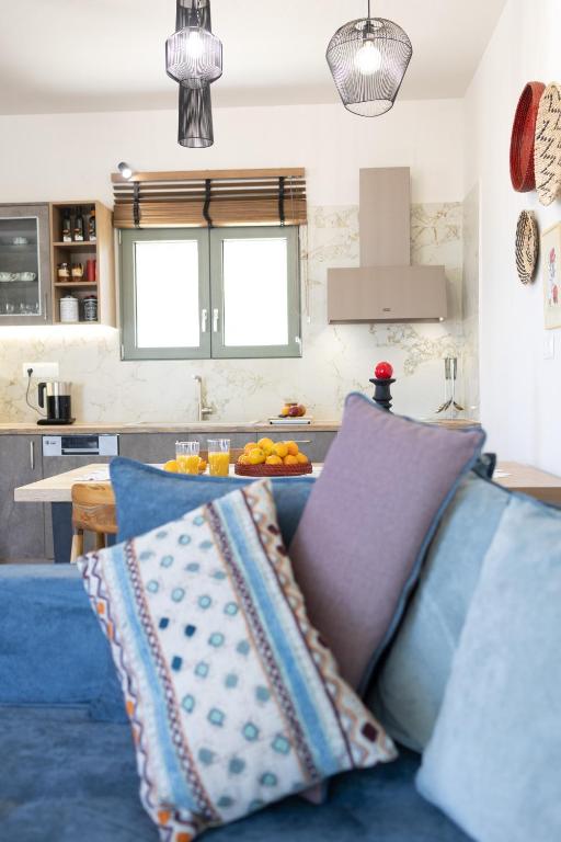 Kuchyň nebo kuchyňský kout v ubytování LILY'S VILLA LEMONIA