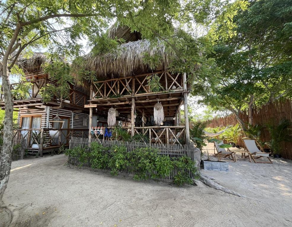 ein Baumhaus mit Grasdach in der Unterkunft Thani Ecobeach Barú in Playa Blanca