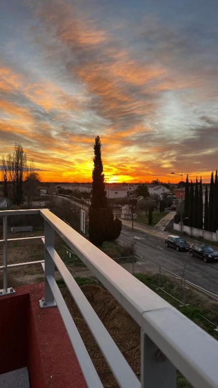 - un coucher de soleil depuis un balcon doté d'une balustrade blanche dans l'établissement Superbe villa sur toit unique, à Mauguio