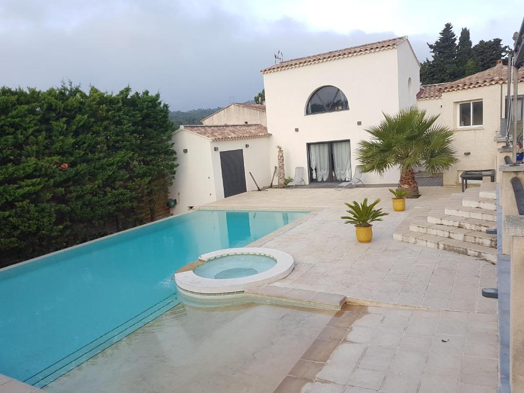 des toilettes dans une piscine devant une maison dans l'établissement O' bien-être provençal, à Le Rove