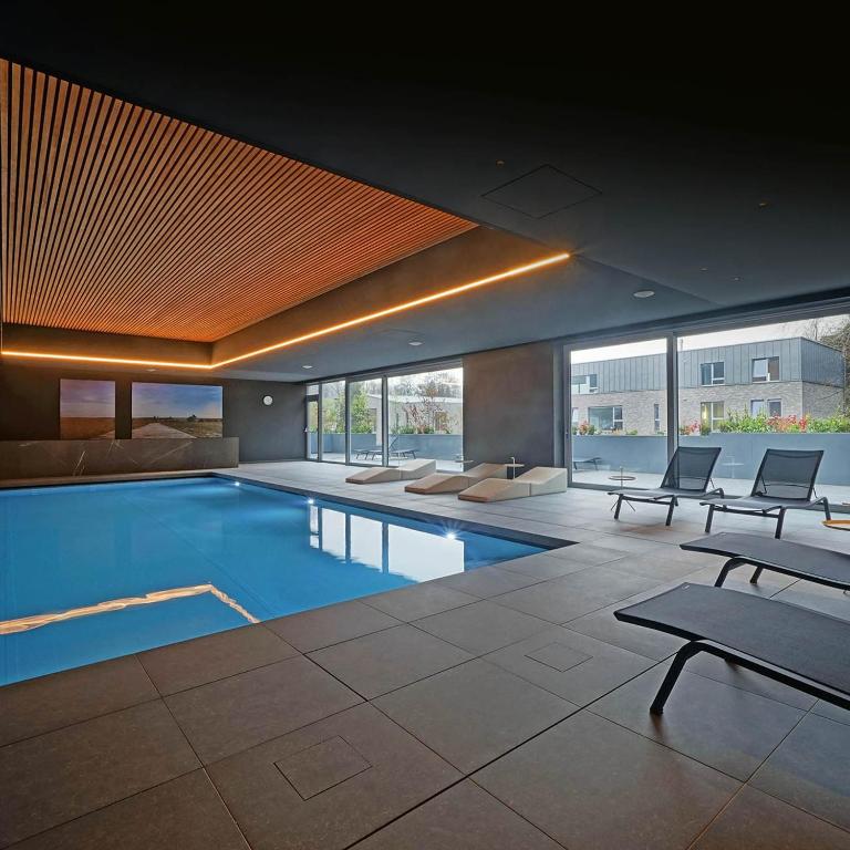 Bazén v ubytování MY HOTEL MALMEDY nebo v jeho okolí