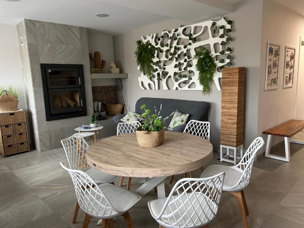 Un comedor con mesa y sillas en Casa La Pita, en El Pozo de los Frailes