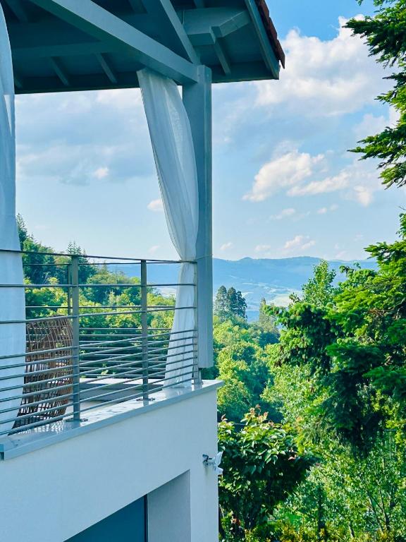 Elle comprend un balcon offrant une vue sur la forêt. dans l'établissement Les terrasses du Pilat, à La Valla-en Gier