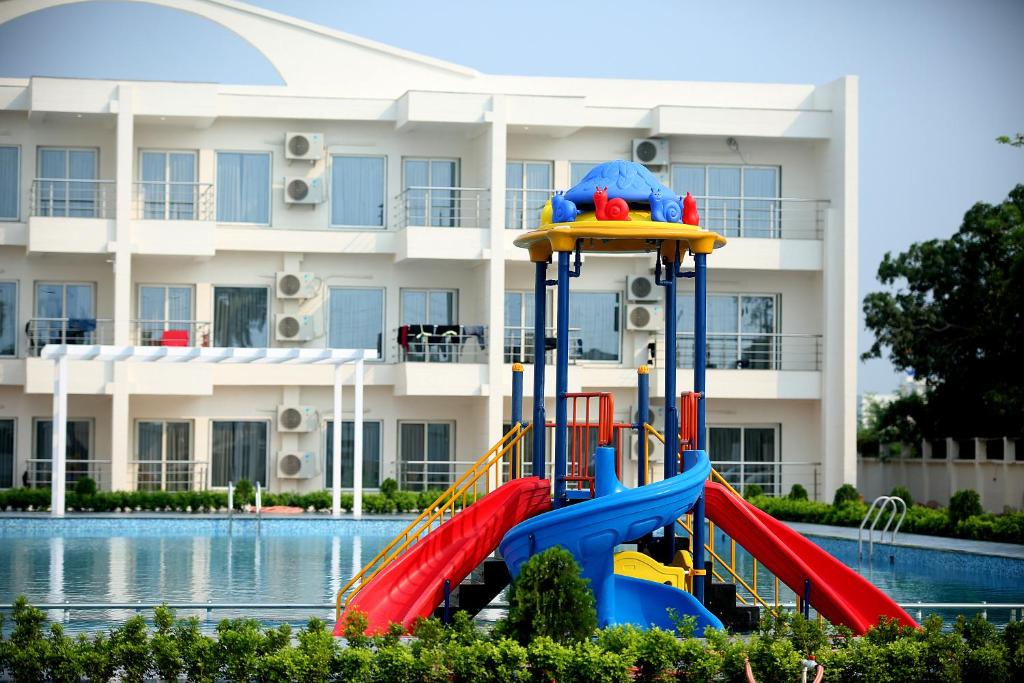 Bazén v ubytování Royal Gitanjali Resorts & Spa Beach Walking Distance nebo v jeho okolí