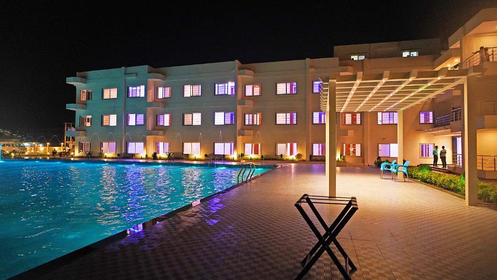 Bazén v ubytování Royal Gitanjali Resorts & Spa Beach Walking Distance nebo v jeho okolí