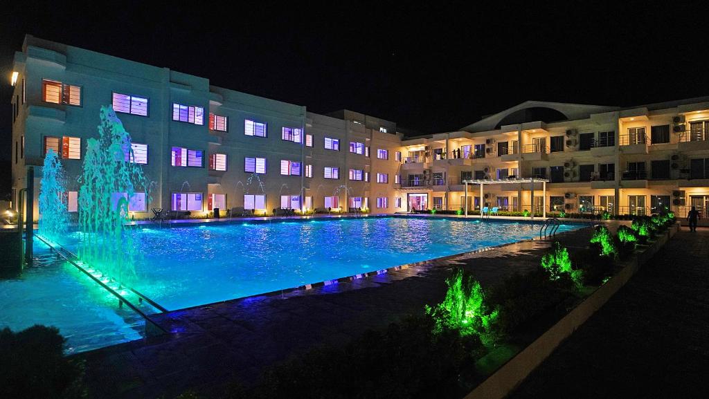 Bazén v ubytování Royal Gitanjali Resorts & Spa Beach Walking Distance nebo v jeho okolí