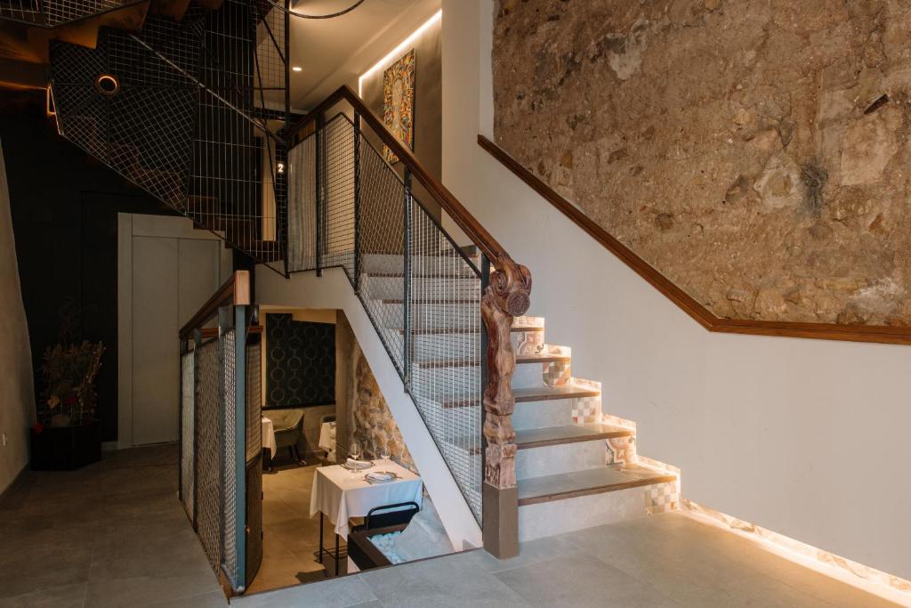 ビリャホヨサにあるPou by Seaward Suites Only Adultsの石垣の家の階段