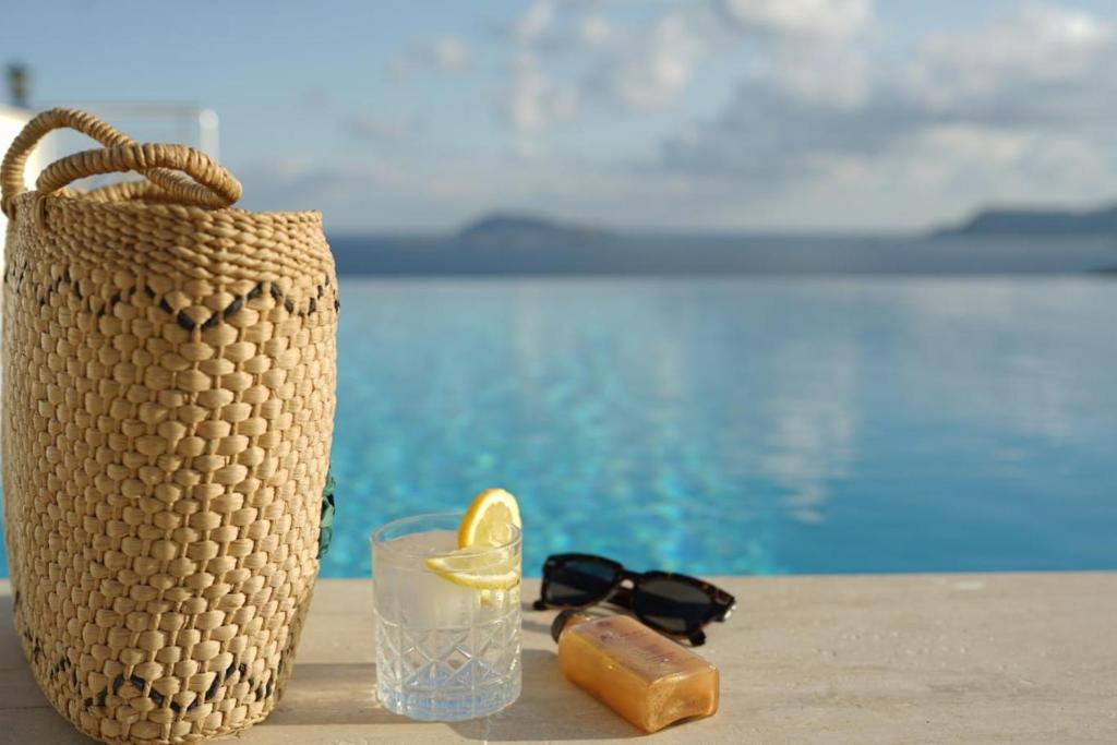 een strozak met een drankje en een glas met een schijfje citroen bij Blue Island Luxury Hotel Adults Only in Kas