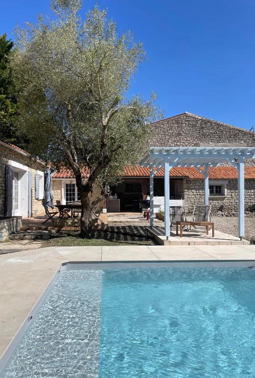 une piscine devant une maison dans l'établissement La Villa Archipel Royan Suites & Pool Tennis, à Saint-Sulpice-de-Royan