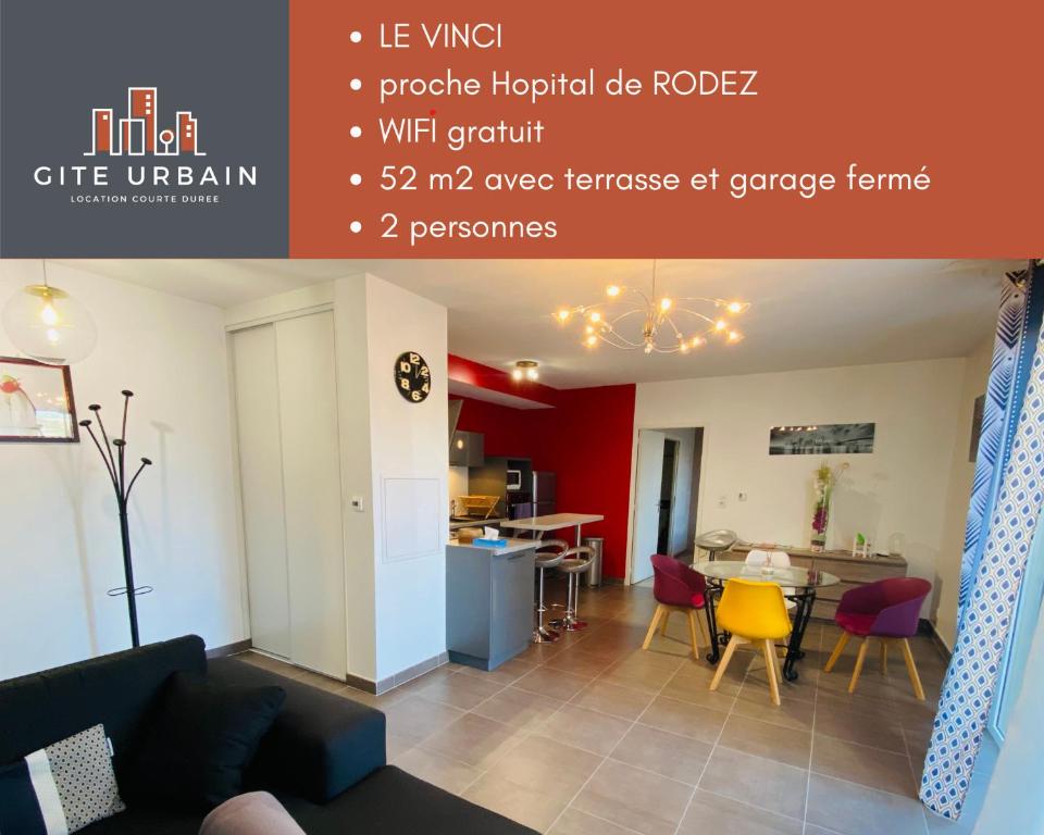 sala de estar con sofá y mesa en Appartement T2 cosy à Rodez, en Rodez