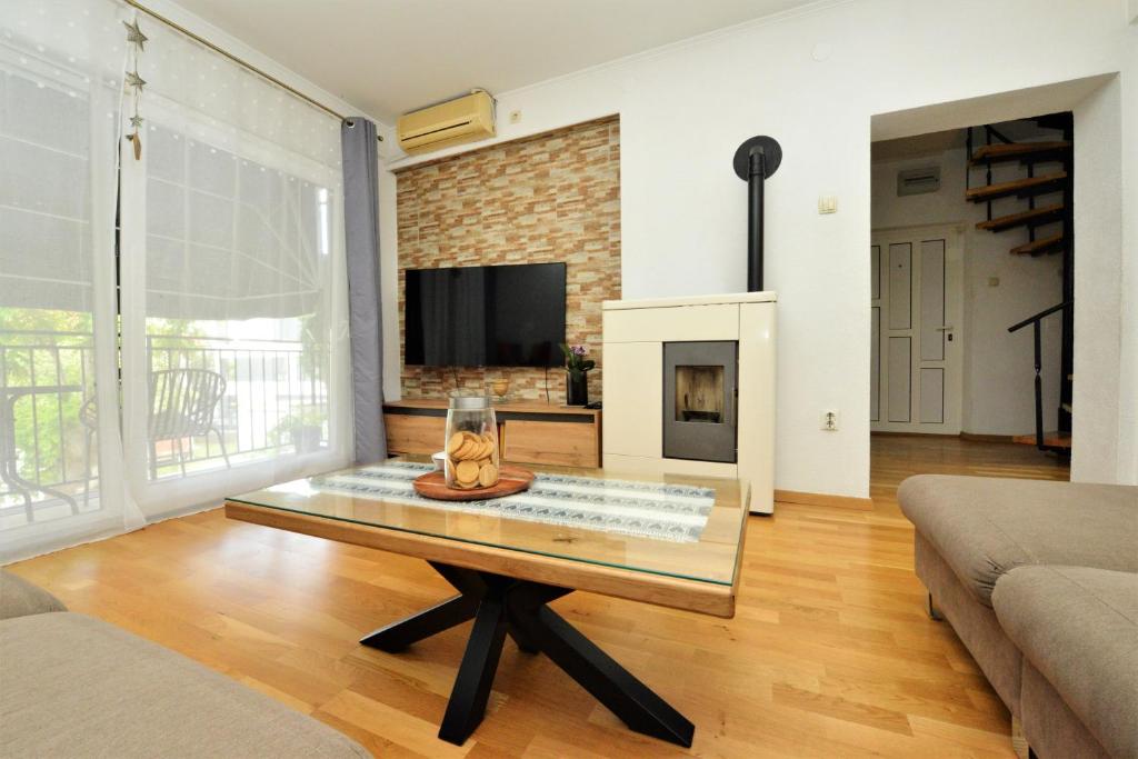 salon ze stolikiem kawowym i kominkiem w obiekcie Apartment Sanja Kolovare Beach w mieście Zadar