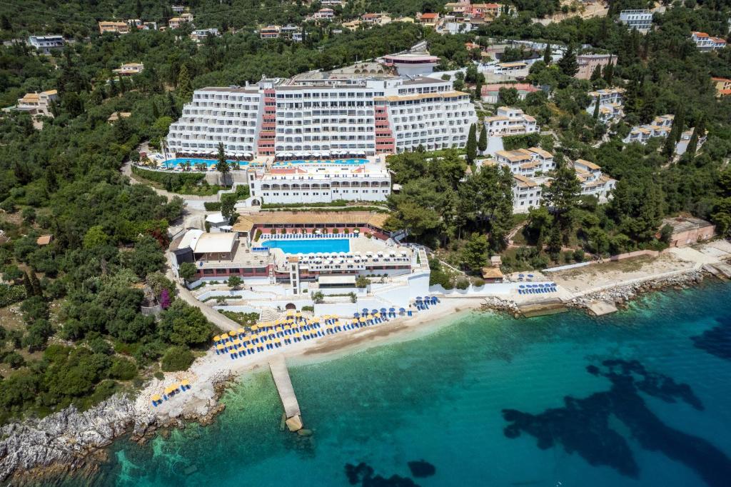 una vista aerea di un resort sulla spiaggia di Sunshine Corfu Hotel And Spa a Nisakion