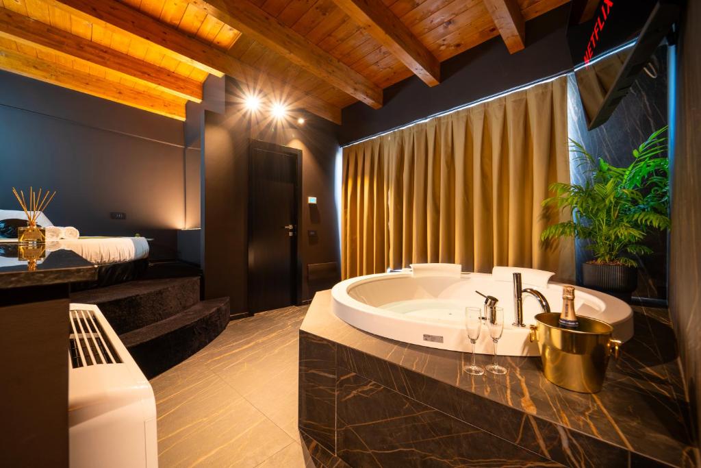 Phòng tắm tại Cinquanta Sfumature Luxury Suites