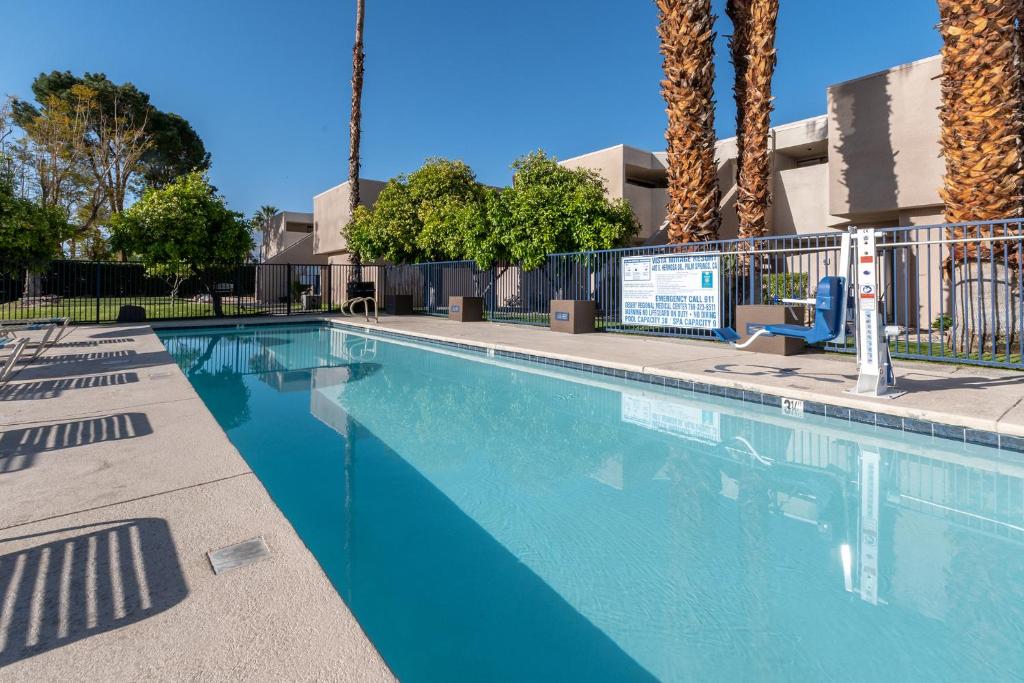 einen Pool in einem Resort mit Palmen in der Unterkunft Vista Mirage Resort in Palm Springs