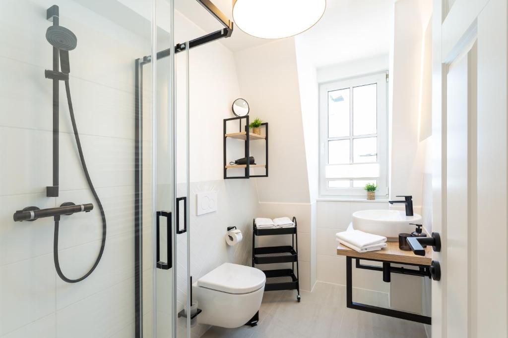 ein Badezimmer mit Dusche, Toilette und Waschbecken in der Unterkunft Villa Vesta in Top Lage in Binz