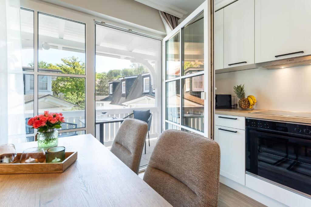 eine Küche mit Tisch und Stühlen und einem Fenster in der Unterkunft Villa Vesta in Top Lage in Binz