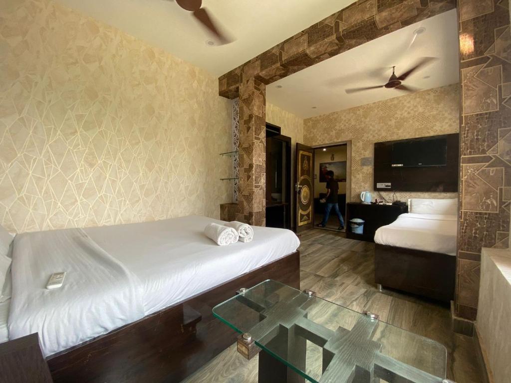 Postel nebo postele na pokoji v ubytování Hotel Sita Palace On Heritage Ghats Of Benaras