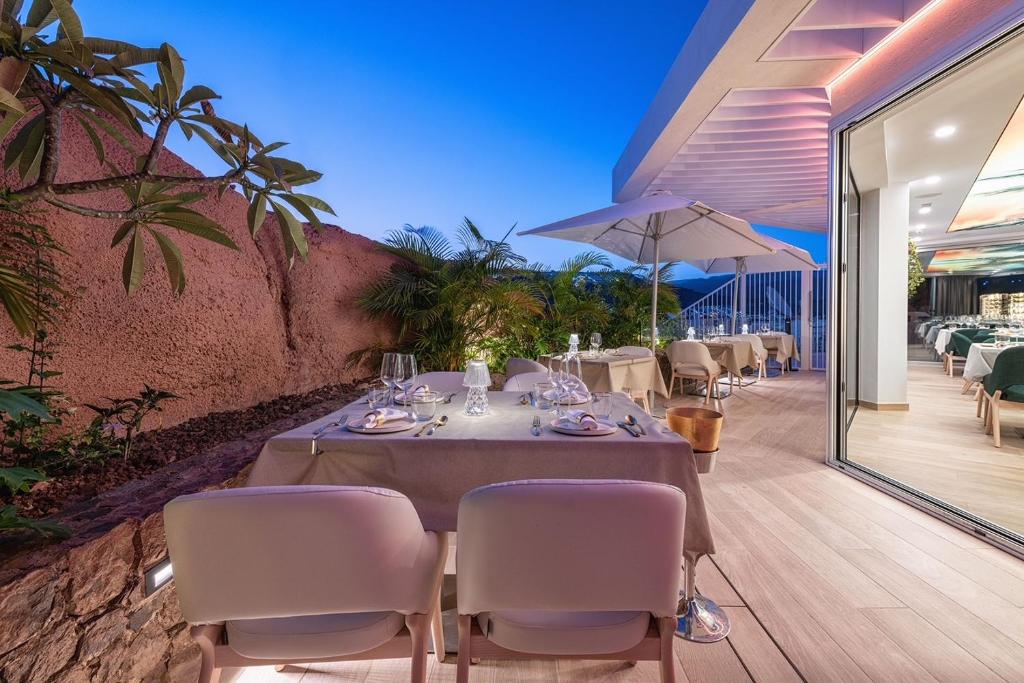 Patio lub wspólna przestrzeń na świeżym powietrzu w obiekcie Grand Horizon Luxury Boutique Apartments