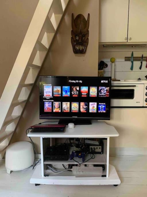 TV a/nebo společenská místnost v ubytování Kullahalvön nära Jonstorps hamn