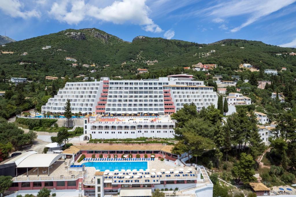 una vista aerea di un hotel con le montagne sullo sfondo di Sunshine Corfu Hotel And Spa a Nisakion