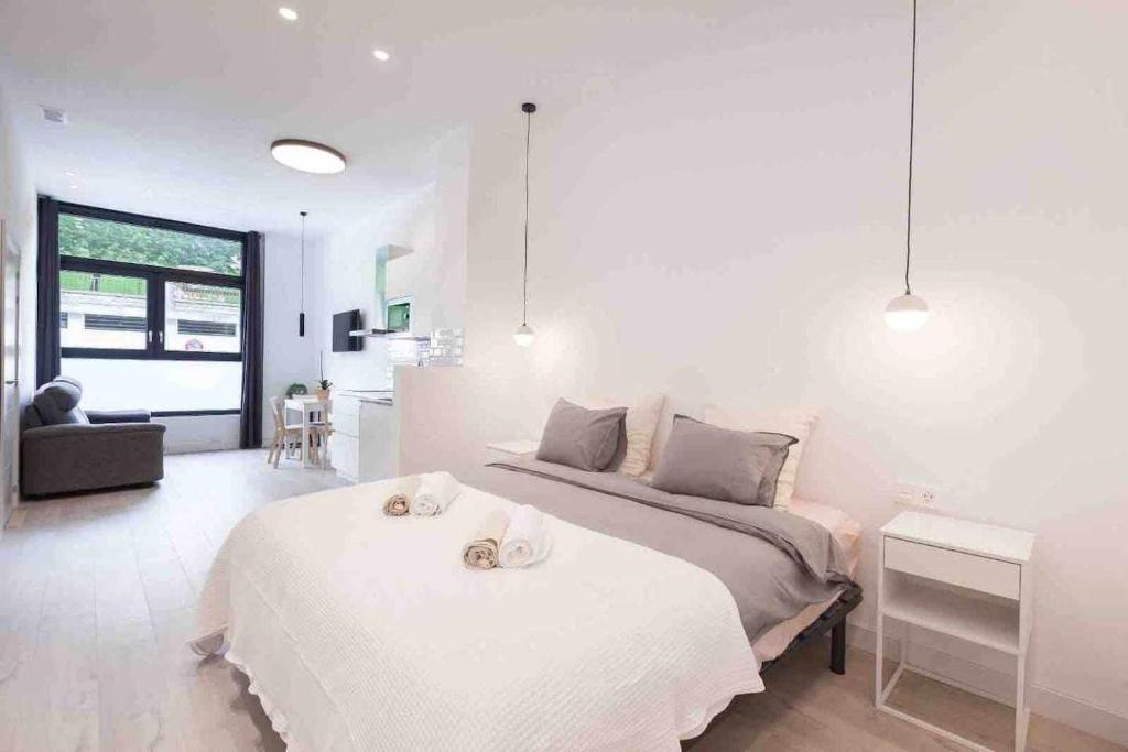 A bed or beds in a room at LUR Apartments Getaria