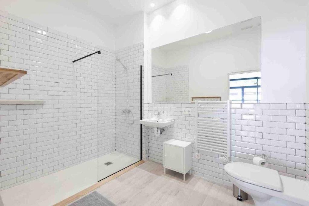 A bathroom at LUR Apartments Getaria