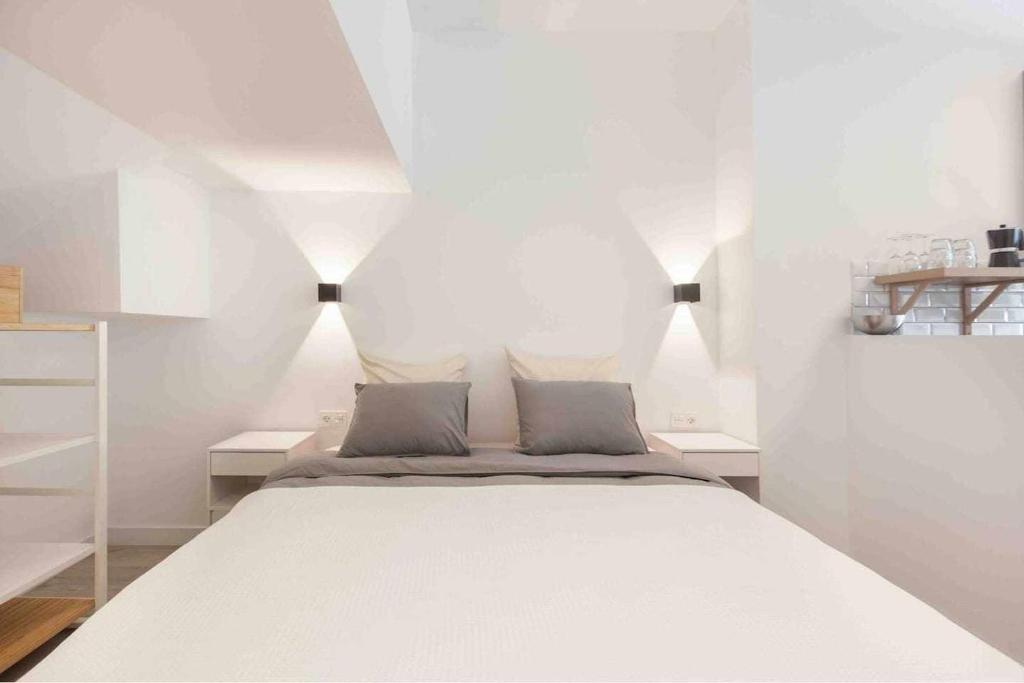 A bed or beds in a room at LUR Apartments Getaria