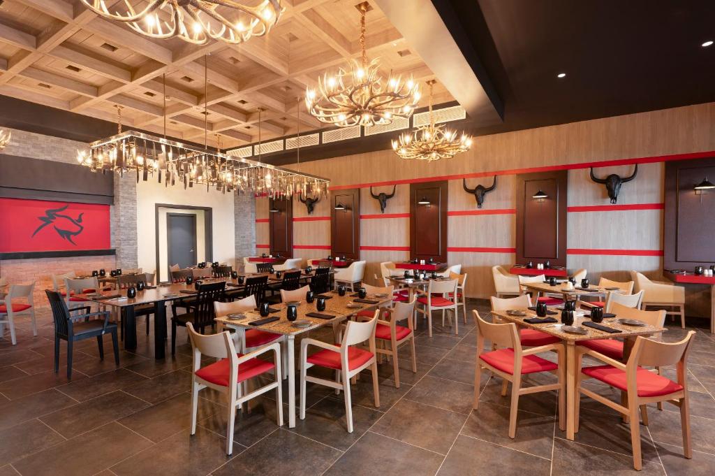 Royalton CHIC Antigua, An Autograph Collection All-Inclusive Resort - Adults Onlyにあるレストランまたは飲食店
