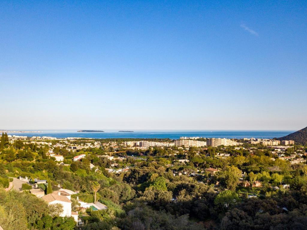 une vue aérienne d'une ville et de l'océan dans l'établissement Appartement Vue Mer Mandelieu, à Mandelieu-la-Napoule