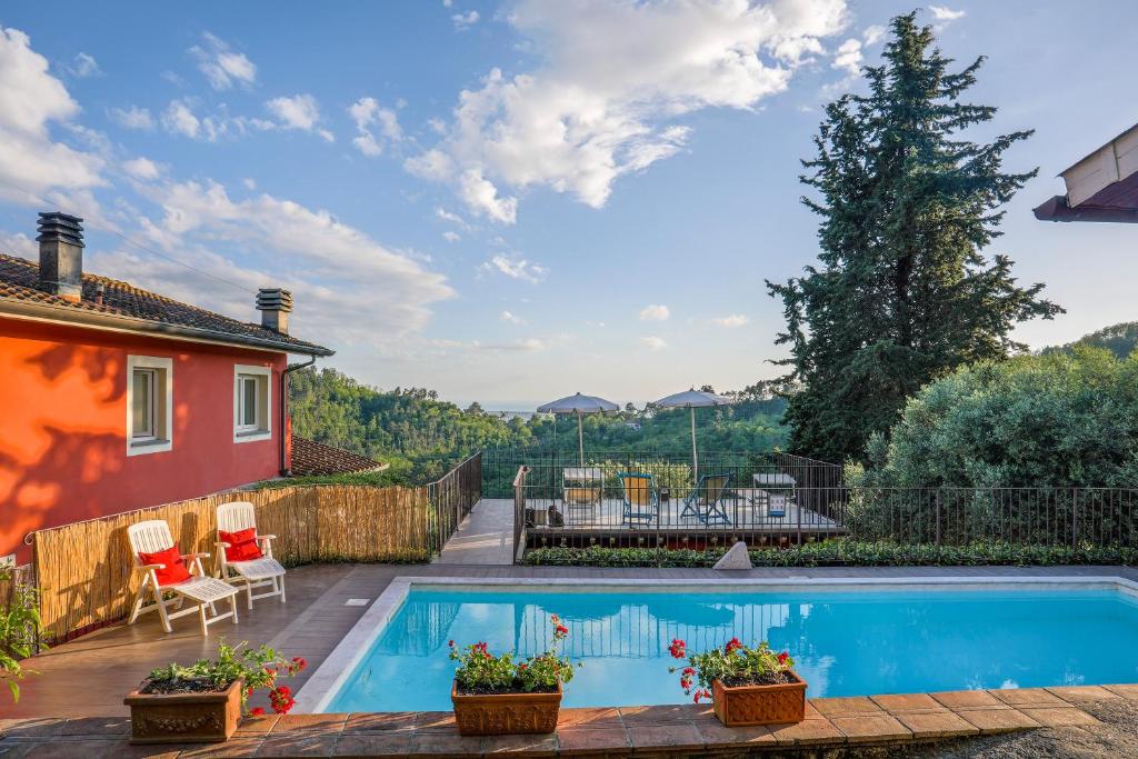uma piscina em frente a uma casa em The Sunset Hill with Private Swimming pool and A/C em Camaiore