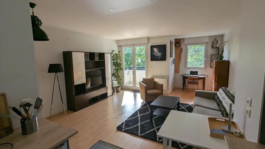 ein Wohnzimmer mit einem Sofa und einem TV in der Unterkunft Appartement d'une chambre avec wifi a Palaiseau in Palaiseau
