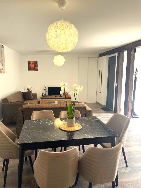 - un salon avec une table à manger et des chaises dans l'établissement Europe, à Épernay