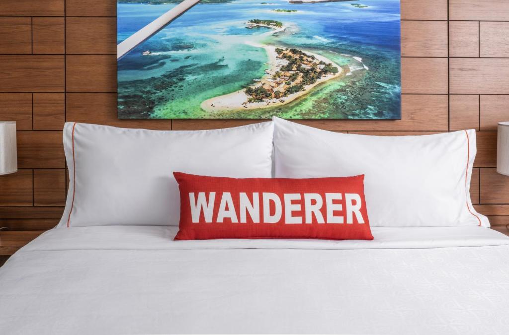 Postel nebo postele na pokoji v ubytování Compass by Margaritaville Hotel Naples