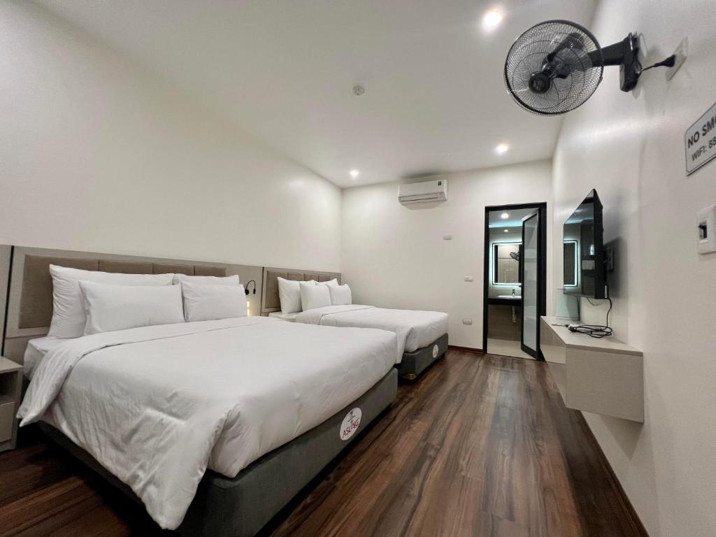 Giường trong phòng chung tại Grand Dragon Noi Bai Hotel
