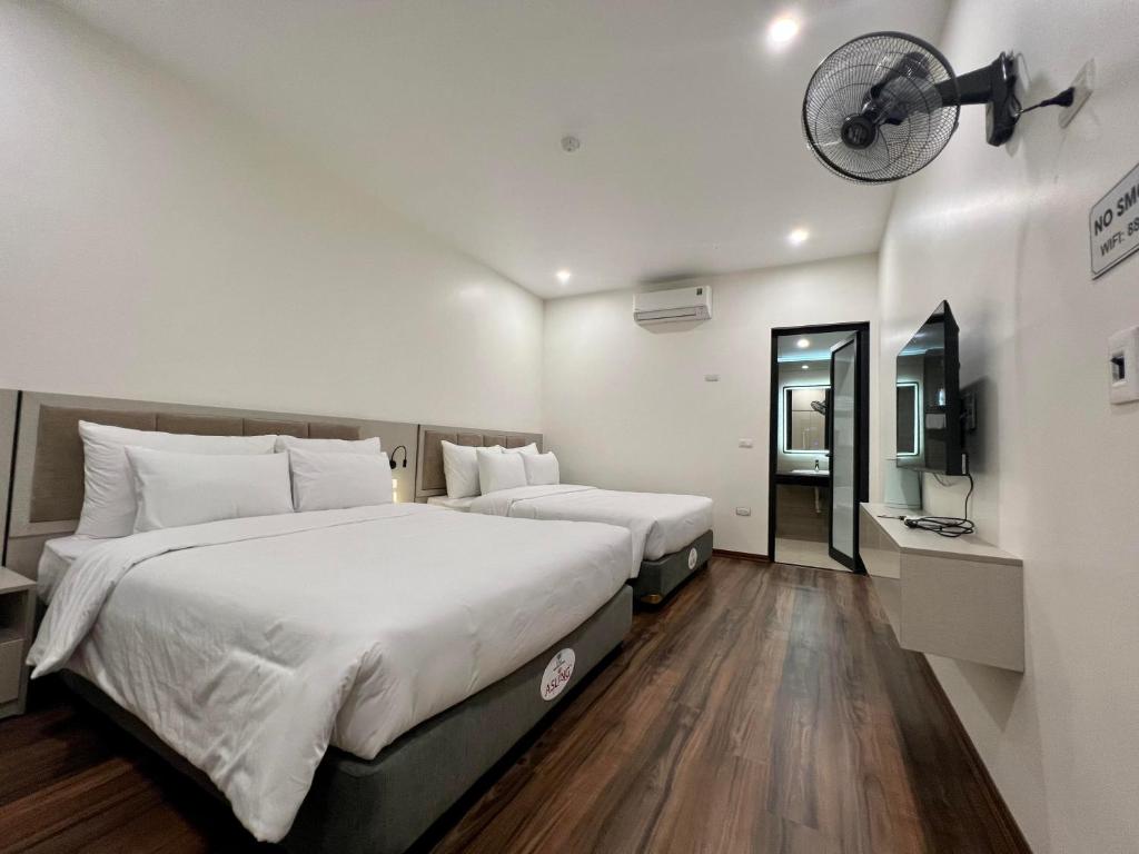 Postel nebo postele na pokoji v ubytování Grand Dragon Noi Bai Hotel