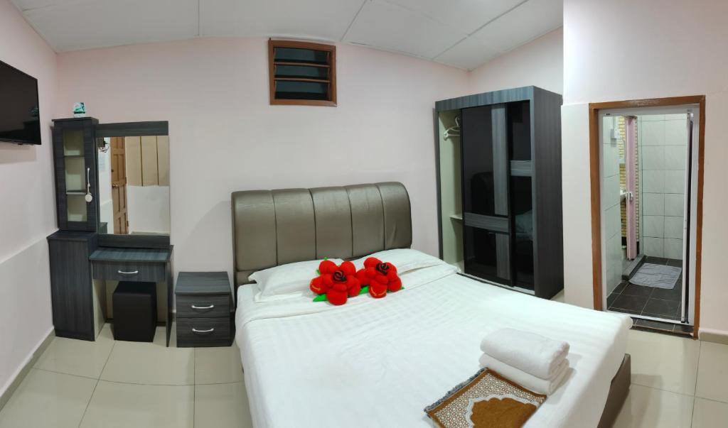 Postel nebo postele na pokoji v ubytování Santai Desa Chalet musleem 0nly