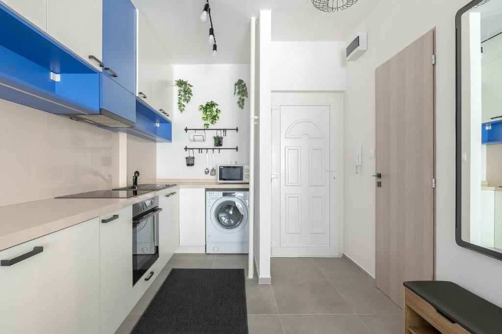 A kitchen or kitchenette at NEWLY RENOVATED!!! - Modern apartment 10 minutes from the Grand Boulevard