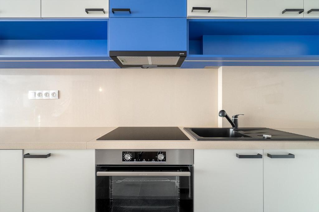A kitchen or kitchenette at NEWLY RENOVATED!!! - Modern apartment 10 minutes from the Grand Boulevard