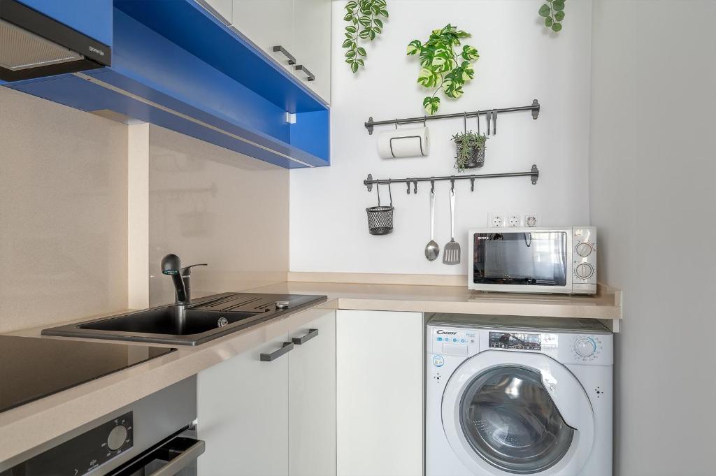 A kitchen or kitchenette at NEWLY RENOVATED!!! - Modern apartment 10 minutes from the Grand Boulevard