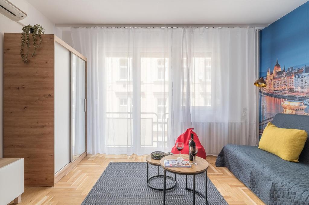 A seating area at NEWLY RENOVATED!!! - Modern apartment 10 minutes from the Grand Boulevard