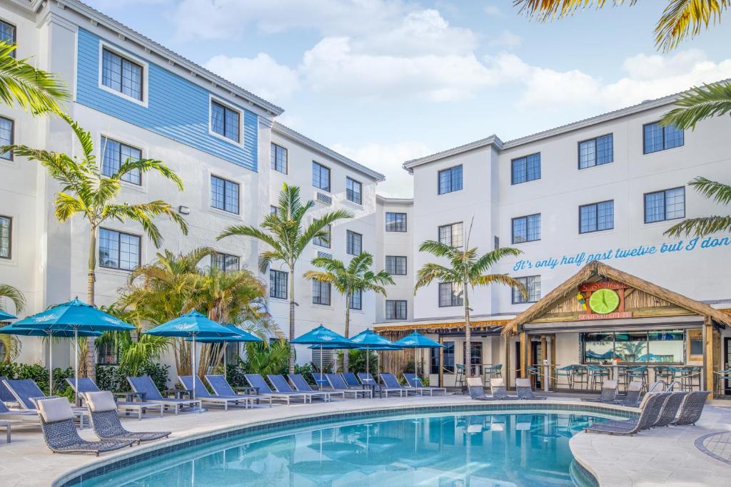 Bazén v ubytování Compass by Margaritaville Hotel Naples nebo v jeho okolí