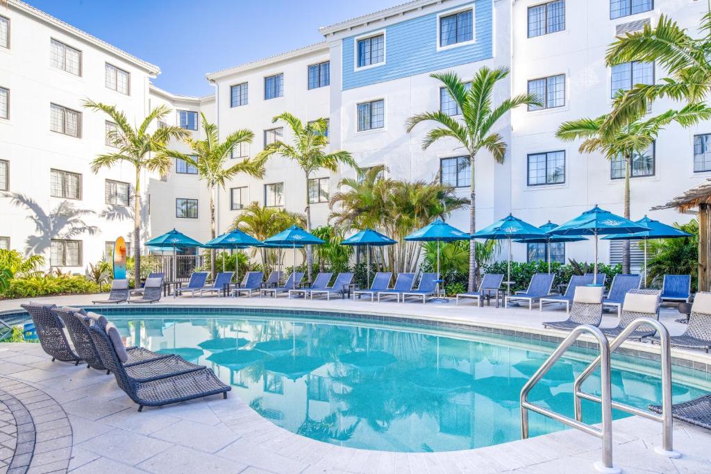 Bazén v ubytování Compass by Margaritaville Hotel Naples nebo v jeho okolí