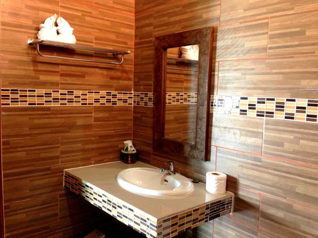 y baño con lavabo y espejo. en Fresh House en Ko Lanta