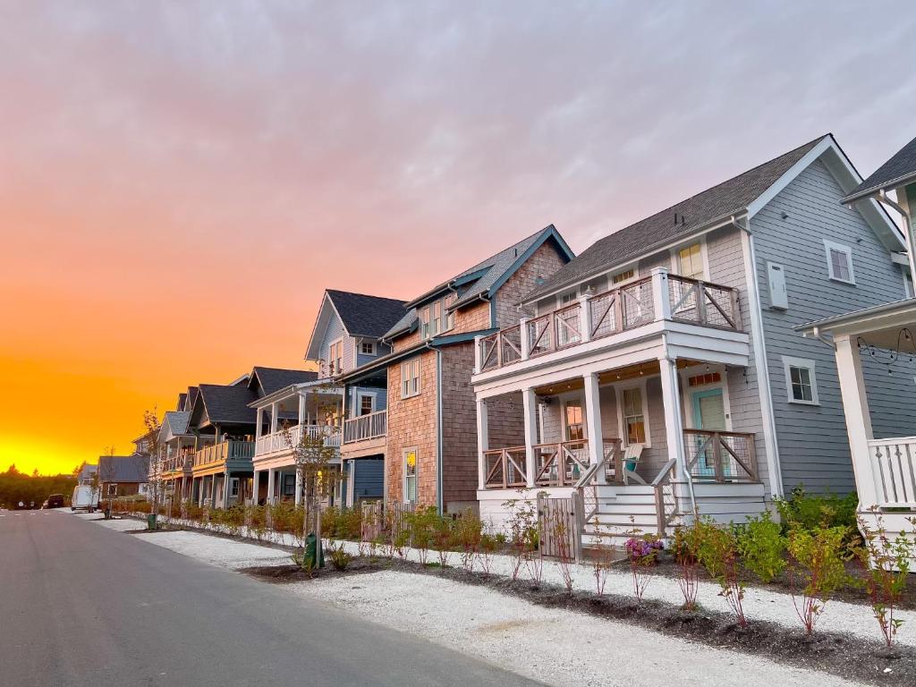 una fila di case su una strada al tramonto di Good Day Getaway by Seabrook Hospitality a Pacific Beach