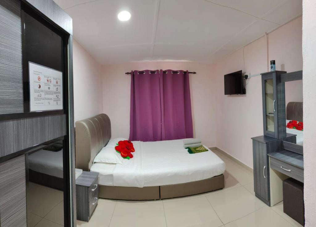 Postel nebo postele na pokoji v ubytování Santai Desa Chalet musleem 0nly