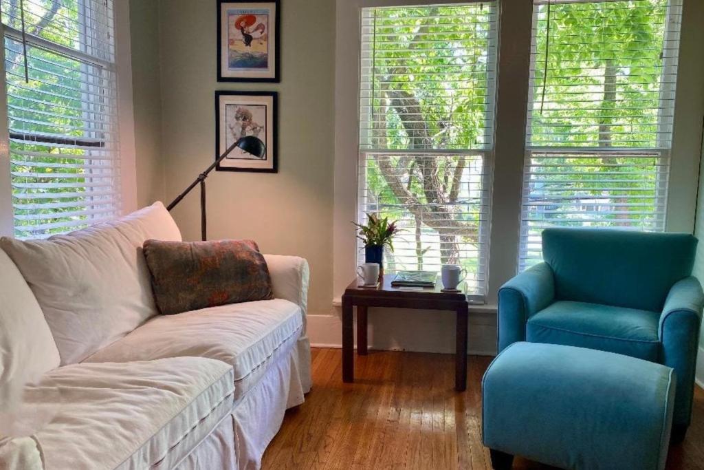 uma sala de estar com um sofá e duas cadeiras em Rosemont B&B Cottages em Little Rock