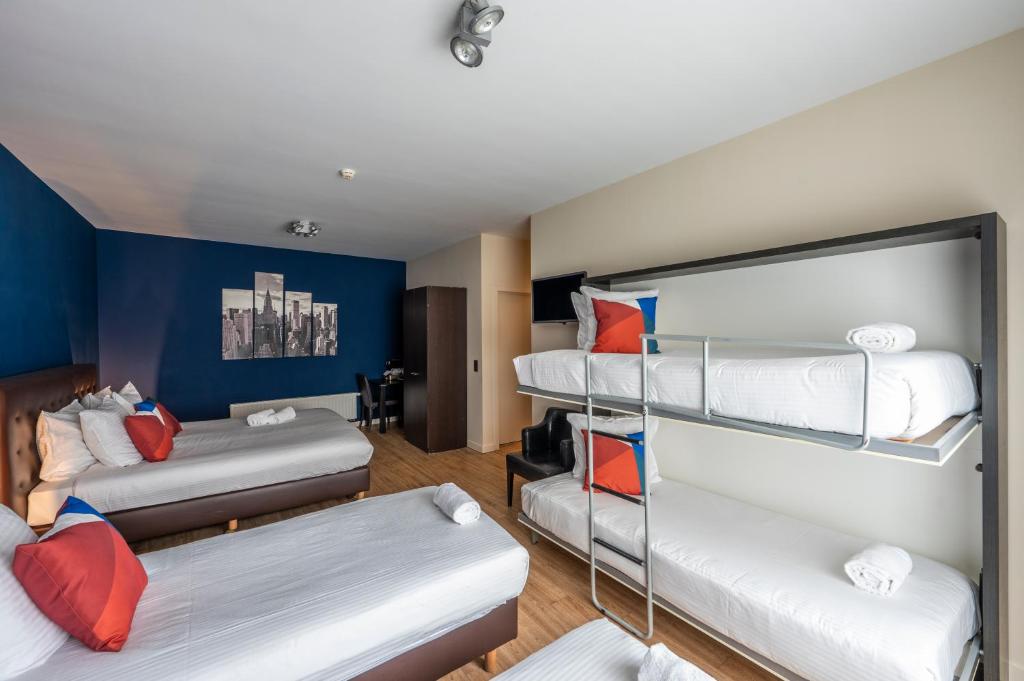 
Family Room (6 Adults)
